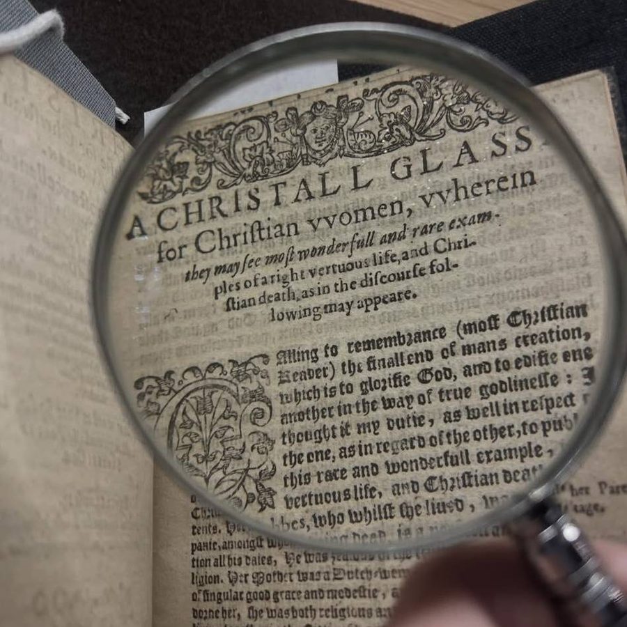 The title page of a printed book with the title followed by a woodcut image of a person in a chair with a barber standing over them and a person looking in a mirror, with a young attendant assisting with their clothes.